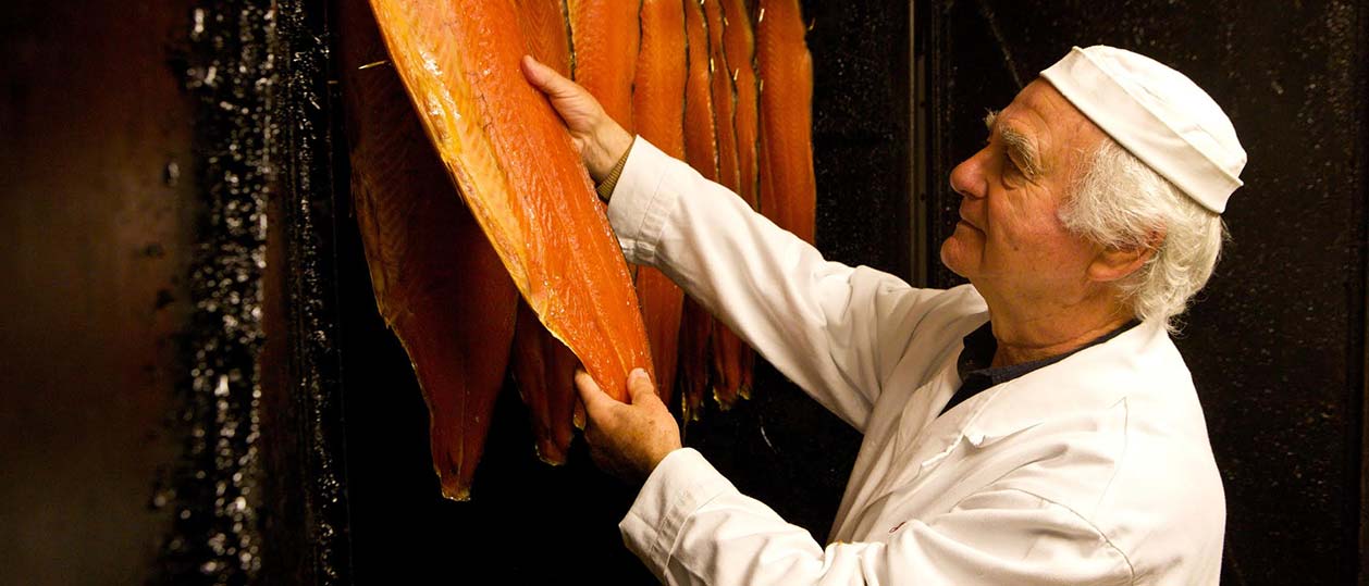 homme vérifie le saumon